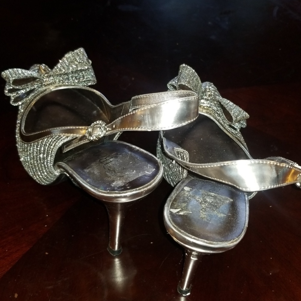 Heels with bow